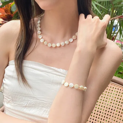 Collana e Bracciale in Madreperla Bianca Naturale con Perline a Disco per Donna Moda Perle in Rame Conchiglia Fibbia in Metallo Catena Stile Vacanza al Mare Gioielli