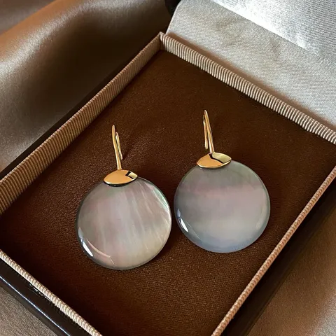Orecchini Minimalisti Tondi in Conchiglia Naturale di Madreperla per Donna Eleganti Orecchini a Pendente con Gancio in Rame Placcato Oro