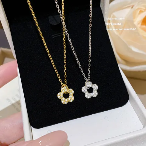 Collier Pendentif Fleur en Acier Titane pour Femmes Zirconia Cuivre Écologique Incrusté Chaîne de Clavicule Douce Bijoux Cadeau