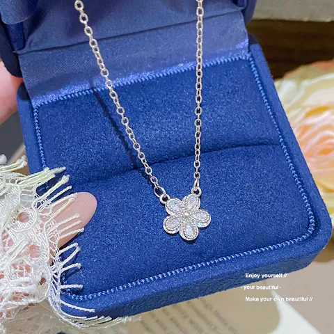 Collier Pendentif Fleur en Acier Titane Élégant pour Femmes Chaîne de Clavicule Incrustée de Zirconia Bijoux Cadeau Teinte Argentée
