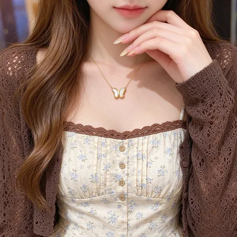Collier Pendentif Papillon en Acier au Titane pour Femmes Chaîne de Clavicule Incrustée de Coquillage Bijoux Élégants