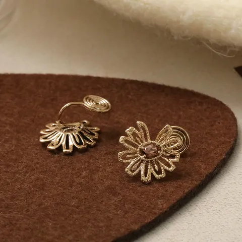 Französische Retro Ausgehöhlte Gänseblümchen Mückenspirale Ohrclip Braune Zirkonia Textur Blume Ohne Ohrloch Damen Ohrringe