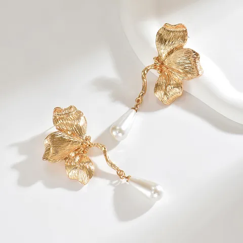 Orecchini a Goccia a Fiore in Oro Vintage Per Donna Lunghi Petali in Lega Texturizzata Con Perla Artificiale Bianca