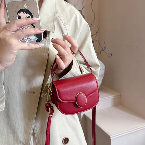 Sac à Épaule Vintage Niche Design pour Femmes Mode Cuir PU Petit Sac Carré Bandoulière Avec Boucle Métallique Rétro Décontracté