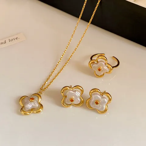 Conjunto de Joyas de Lujo Chapado en Oro 18K Circonia Flor Perla de Agua Dulce Estilo Palacio Retro Pendientes Collar Anillo Mujer
