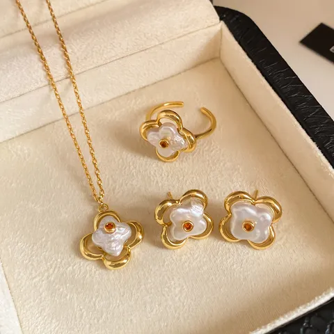 Conjunto de Joyas de Lujo Chapado en Oro 18K Circonia Flor Perla de Agua Dulce Estilo Palacio Retro Pendientes Collar Anillo Mujer