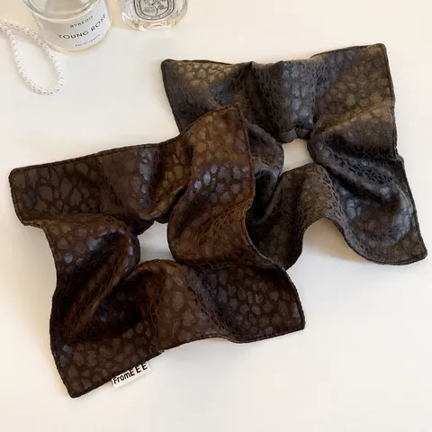 Coletero Grande de Estilo Coreano con Estampado de Leopardo para Mujer Bufanda Cuadrada de Cuero de Imitación Goma para el Pelo Café Gris Elegante Accesorio para el Pelo
