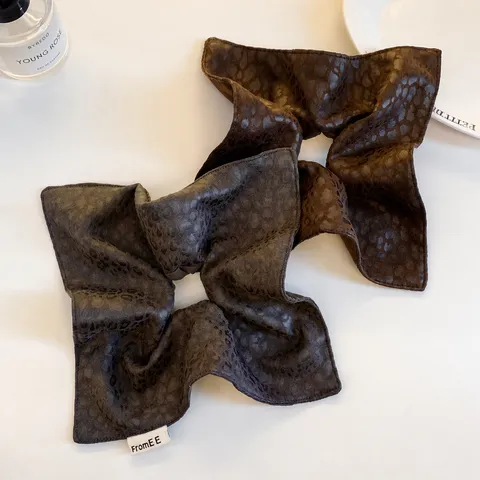 Coletero Grande de Estilo Coreano con Estampado de Leopardo para Mujer Bufanda Cuadrada de Cuero de Imitación Goma para el Pelo Café Gris Elegante Accesorio para el Pelo