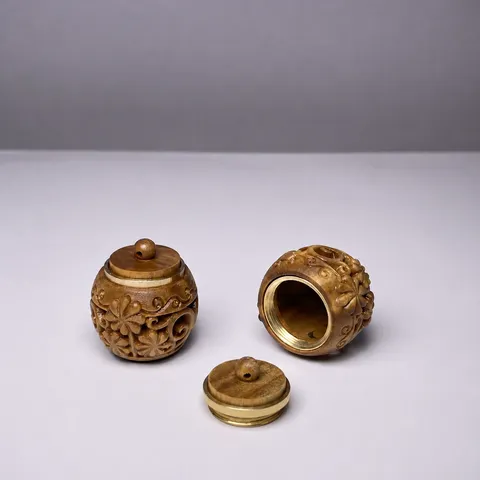 Sachet Diffuseur Creux En Bois De Santal Vert Sculpté Récipient Couvercle Laiton Chinois Vintage Pivoine Lotus Ornements