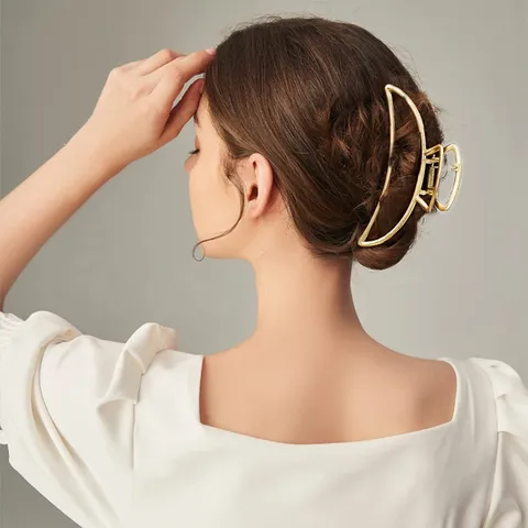 Large Metal Hair Claw Clip For Women Gold Shark Clip High-End Geometric Hollow Out Hair Accessory Elegant Hair Grip Set