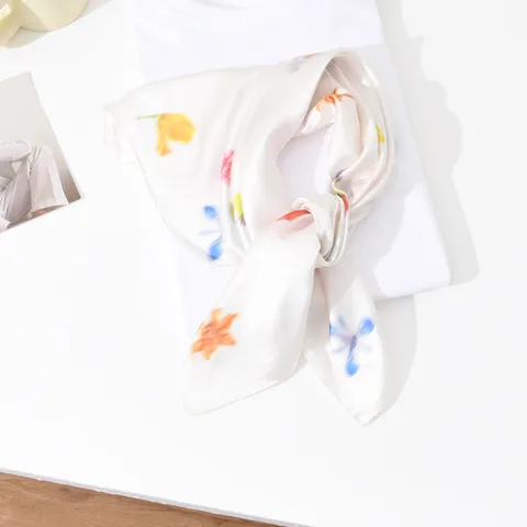 Carré de Soie Imprimé Floral pour Femme Foulard Sensation Satin Écharpe de Cou Multifonctionnelle Style Pastoral Accessoire pour Femme