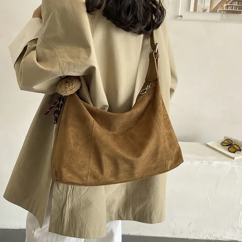 Sac à Bandoulière Rétro en Daim Synthétique pour Femme Sac à Main Polyvalent Avec Porte-clés Ours Sac Fourre-tout Souple pour les Déplacements Quotidiens