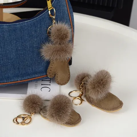Mini Porte-Clés Bottes de Neige et Gants Mignon Similicuir Fourrure Artificielle Bijou de Sac Accessoire de Voiture Cadeau