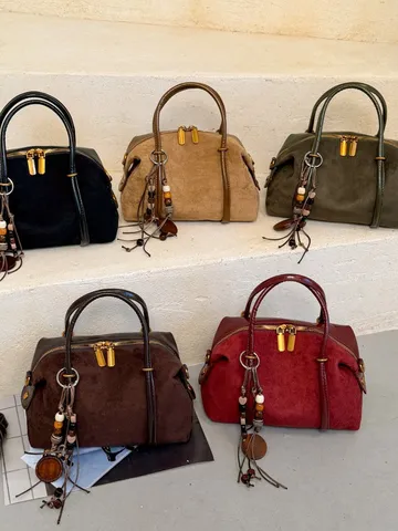 Sac Boston Rétro en Suédine Style Coréen Femme Sac à Épaule Bandoulière Minimaliste Avec Pendentif Vintage Sac à Main Femme