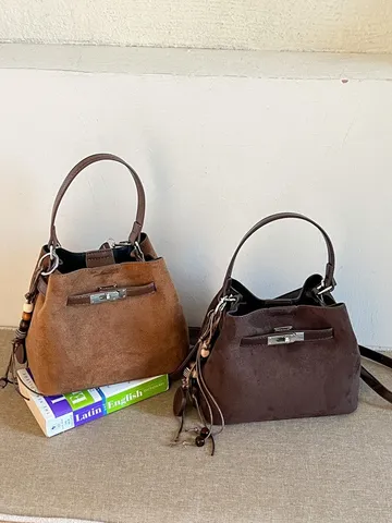 Damen Retro Wildlederimitat Beuteltasche Vintage Chic Handtasche Mit Metall-Drehverschluss Und Dekorativer Quaste Umhängetasche