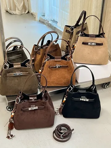 Damen Retro Wildlederimitat Beuteltasche Vintage Chic Handtasche Mit Metall-Drehverschluss Und Dekorativer Quaste Umhängetasche
