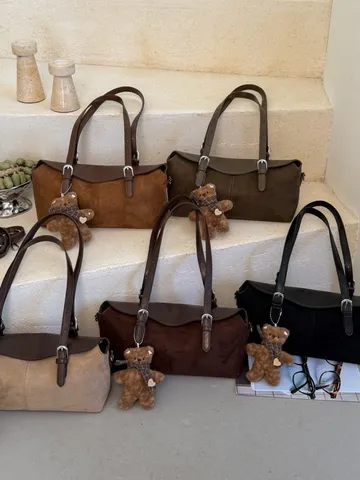 Damen Wildleder Umhängetasche Retro Minimalistische Boston Tasche Koreanischer Stil Handtasche Mit Teddybär Anhänger Lässige Tote Tasche
