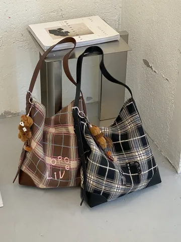 Damen Große Kapazität Karo Wollstoff Schultertasche Casual Umhängetasche Eimertasche Mit Süßem Plüschbär Anhänger Vintage Tote Bag
