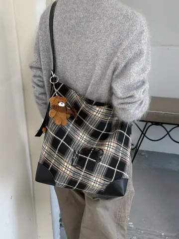 Damen Große Kapazität Karo Wollstoff Schultertasche Casual Umhängetasche Eimertasche Mit Süßem Plüschbär Anhänger Vintage Tote Bag