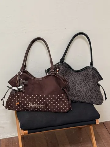 Damen Große Tragetasche Suede-Look PU Patchwork Polka-Punkt Leopardenmuster Pendler Schultertasche Mit Hundeanhänger