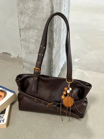Damen Vintage Minimalistisch Schultertasche Mit Großer Kapazität PU Leder Unterachseltasche Mit Gürtelschnalle Und Holzanhänger Für Den Alltag