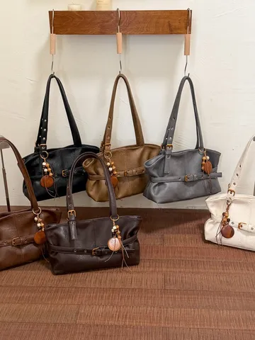 Damen Vintage Minimalistisch Schultertasche Mit Großer Kapazität PU Leder Unterachseltasche Mit Gürtelschnalle Und Holzanhänger Für Den Alltag
