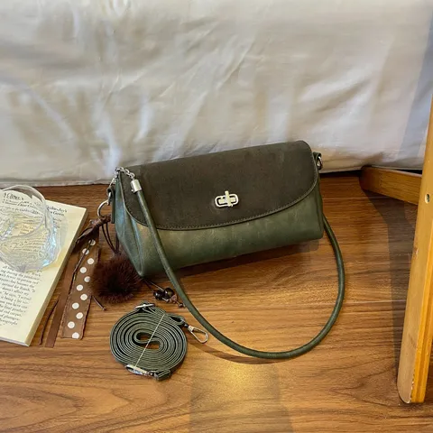 Sac à Épaule en Cuir PU de Niche Coréenne pour Femmes Sac en Bandoulière Vintage Patchwork à Rabat Main Décontracté