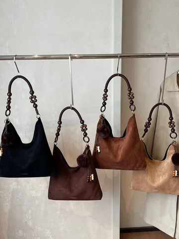 Sac Cabas Vintage en PU Aspect Daim pour Femmes Avec Poignée en Perles de Bois et Breloque en Fausse Fourrure Sac à Bandoulière Grande Capacité pour Quotidien