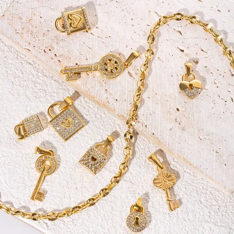 Pendentif Vintage en Acier Inoxydable Strass Serrure Clé pour Création de Bijoux DIY Plaqué Or Cœur Creux Trèfle Charme Femme