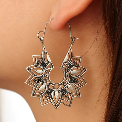 Vintage Exaggerated Hollow Totem Petal Earrings For Women Geometric Heart Alloy Drop Earrings Bohemian Ethnic Style Jewelry Accessory