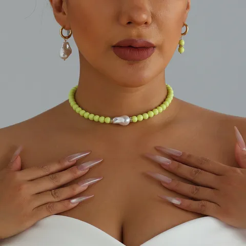 Ensemble Collier Bracelet Boucles d'Oreilles en Perles Artificielles en Plastique pour Femmes Choker en Alliage Strass pour Vacances Plage Bijoux Mode