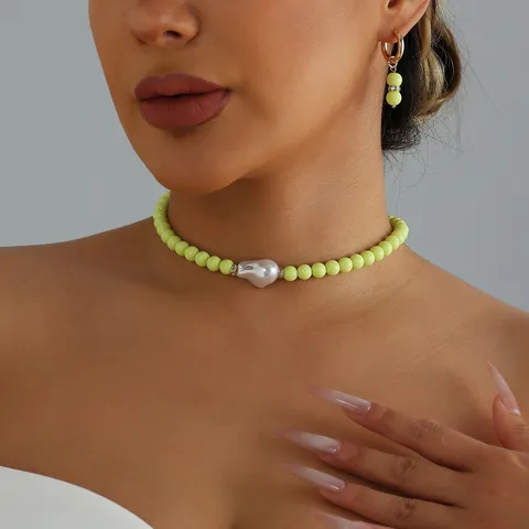 Ensemble Collier Bracelet Boucles d'Oreilles en Perles Artificielles en Plastique pour Femmes Choker en Alliage Strass pour Vacances Plage Bijoux Mode