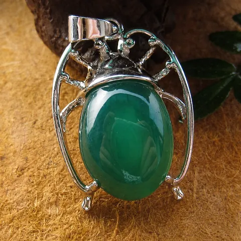 Natural Stone Red Agate Chalcedony Pendant Necklace Retro Beetle Insect Shape Jewelry For Women Girls Gift
