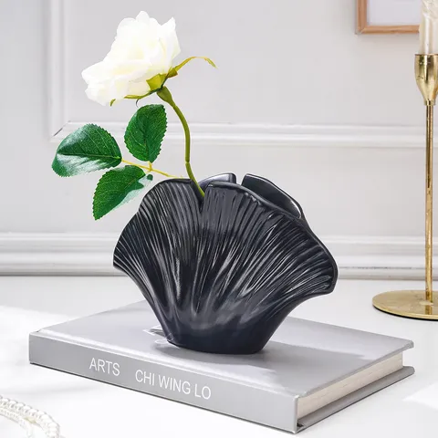 Vase Moderne en Résine en Forme de Feuille de Ginkgo avec Combinaison de Roses en Soie Artificielle Fait à la Main Décoration de Bureau pour Salon Entrée Couloir Maison Bureau