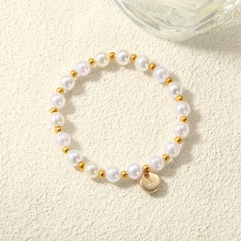 Elegantes Künstliches Perlenarmband Mit Goldenem Alphabet-Anfangsbuchstaben-Rundanhänger Für Damen Zinklegierung Perlen-Handkette Personalisiertes Schmuckgeschenk
