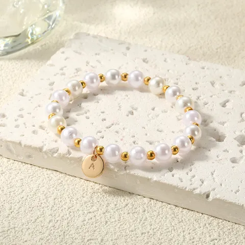 Elegantes Künstliches Perlenarmband Mit Goldenem Alphabet-Anfangsbuchstaben-Rundanhänger Für Damen Zinklegierung Perlen-Handkette Personalisiertes Schmuckgeschenk
