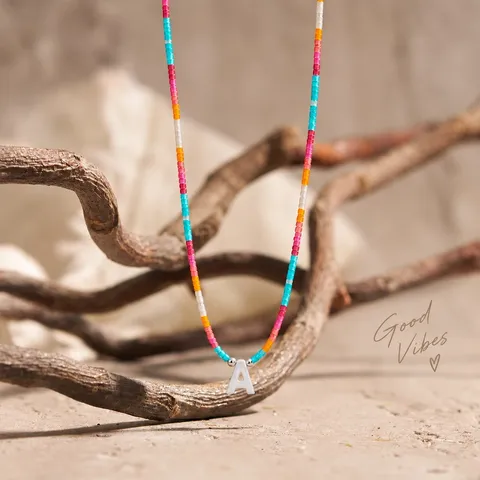 Collier à Perles Lettres Colorées Fait Main Plastique Résine Doux Pendentif Alphabet Chaîne en Alliage Réglable Bijoux Pour Femmes Cadeau