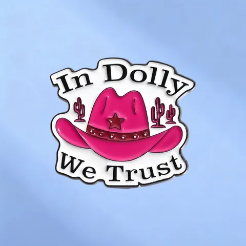 Spilla in Smalto Stile Retro Country In Dolly We Trust Cappello da Cowboy Rosa Cactus Spilla per Borse Vestiti Giacca di Jeans Distintivo Gioielli Regalo