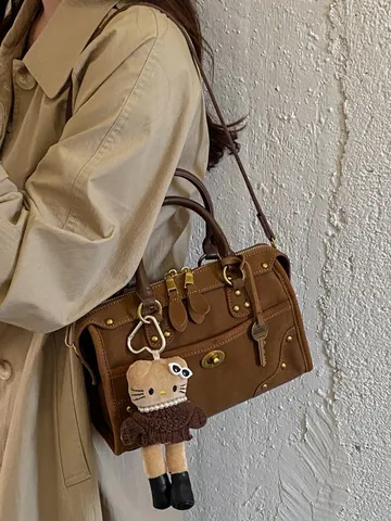 Damen Retro Braun Mattierte Umhängetasche Urban Minimalistisch Nieten Handtasche High-Sense Schultertasche Mit Plüsch Anhänger