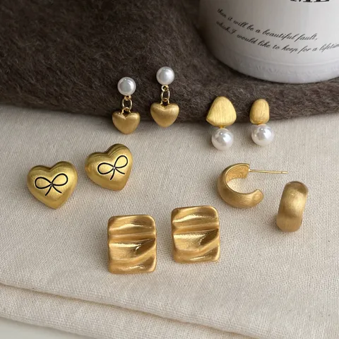 Retro Brushed Gold Geometric Stud Earrings For Women Light Luxury Matte Heart C-Shaped Pearl Earrings Niche Design Fashion Jewelry Gift