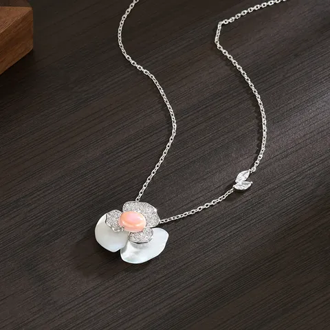 Collana con Pendente a Fiore in Conchiglia Rosa e Madreperla per Donna con Zirconia Intarsiata in Stile Cinese Nuovo Gioielli