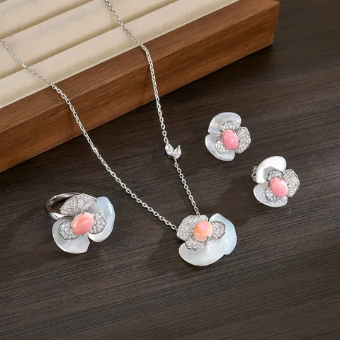 Collana con Pendente a Fiore in Conchiglia Rosa e Madreperla per Donna con Zirconia Intarsiata in Stile Cinese Nuovo Gioielli