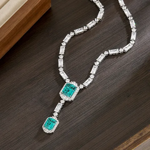 Collana con Pendente in Zirconia Verde Smeraldo di Lusso per Donna con Nappa di Diamanti Baguette Quadrata per Banchetto Serale