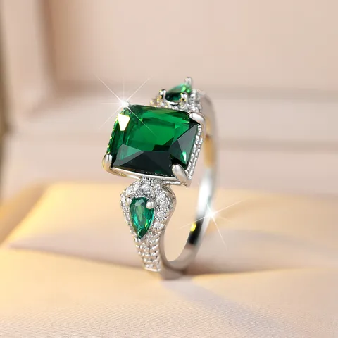 Anillo de Lujo de Tres Piedras con Strass Verde Talla Esmeralda Cobre Plateado Piedras Laterales de Pera Joyería de Moda Mujer