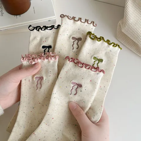 Damen 7A Antibakterielle Wadenlange Socken Süße Rüschenkante Schleife Bestickt Polyester Jacquard Mode Socken Für Herbst Winter