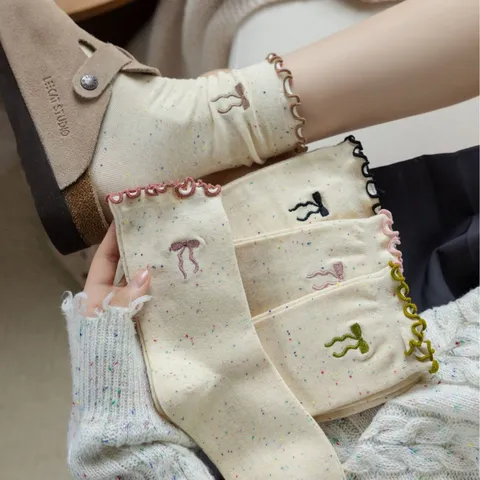 Damen 7A Antibakterielle Wadenlange Socken Süße Rüschenkante Schleife Bestickt Polyester Jacquard Mode Socken Für Herbst Winter