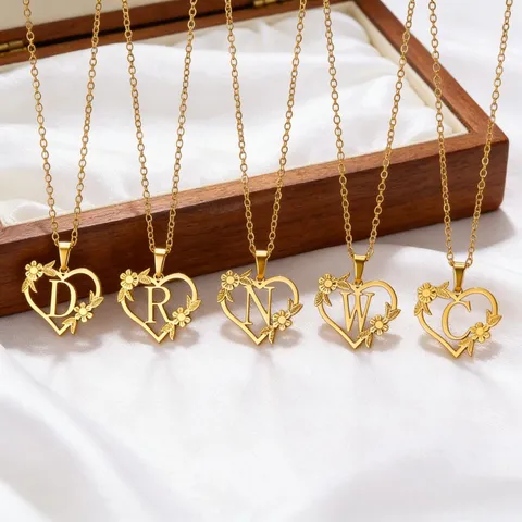 Collana con Iniziale a Cuore in Acciaio Inossidabile 304 Placcata Oro con Pendente Iniziale a Cuore Traforato per Donna Regalo Gioielli