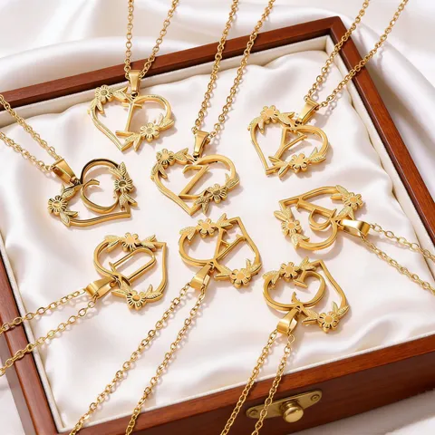 Collana con Iniziale a Cuore in Acciaio Inossidabile 304 Placcata Oro con Pendente Iniziale a Cuore Traforato per Donna Regalo Gioielli