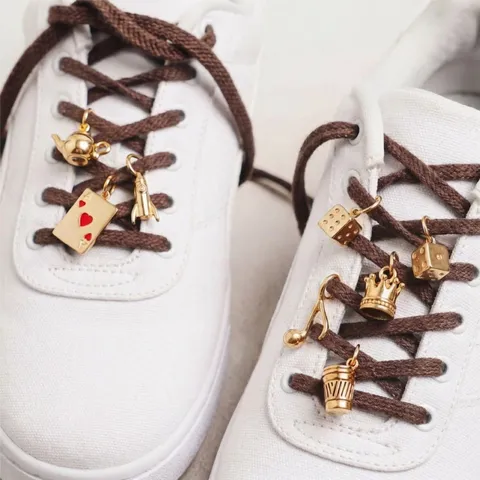 Pendentifs de Chaussures DIY en Acier Inoxydable Or Poker Dés Fusée Couronne Note de Musique Tasse de Café pour Accessoires de Chaussures Sac