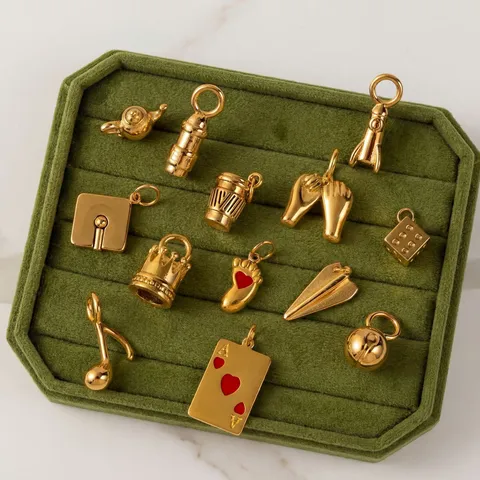 Pendentifs de Chaussures DIY en Acier Inoxydable Or Poker Dés Fusée Couronne Note de Musique Tasse de Café pour Accessoires de Chaussures Sac